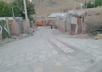 تصویری از بازسازی و سنگ فرش کوچه های روستا