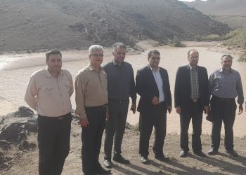 بررسی خسارت وارده سیل به مزارع در روستای چلمبر توسط دهیاری