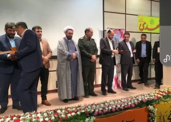اهدای لوح تقدیر به آقای حسن قره خانلو از روستای چلمبر