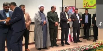 اهدای لوح تقدیر به آقای حسن قره خانلو از روستای چلمبر