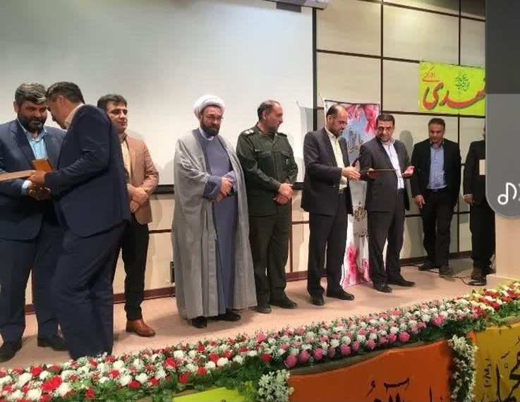 اهدای لوح تقدیر به آقای حسن قره خانلو از روستای چلمبر
