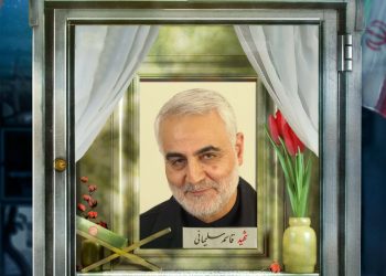 🟢 شهید حاج قاسم سلیمانی در لباس خادمی حرم امام رضا (ع)