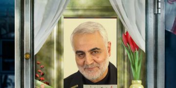 🟢 شهید حاج قاسم سلیمانی در لباس خادمی حرم امام رضا (ع)