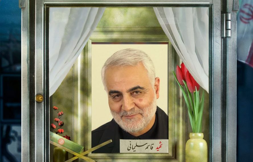 🟢 شهید حاج قاسم سلیمانی در لباس خادمی حرم امام رضا (ع)